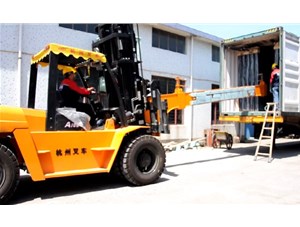 杭州叉車(chē)|玻璃行業(yè)，叉車(chē)串桿屬具卸貨實(shí)拍案例
